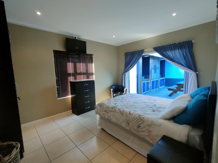 8 Bedroom Property for Sale in Wavecrest Eastern Cape